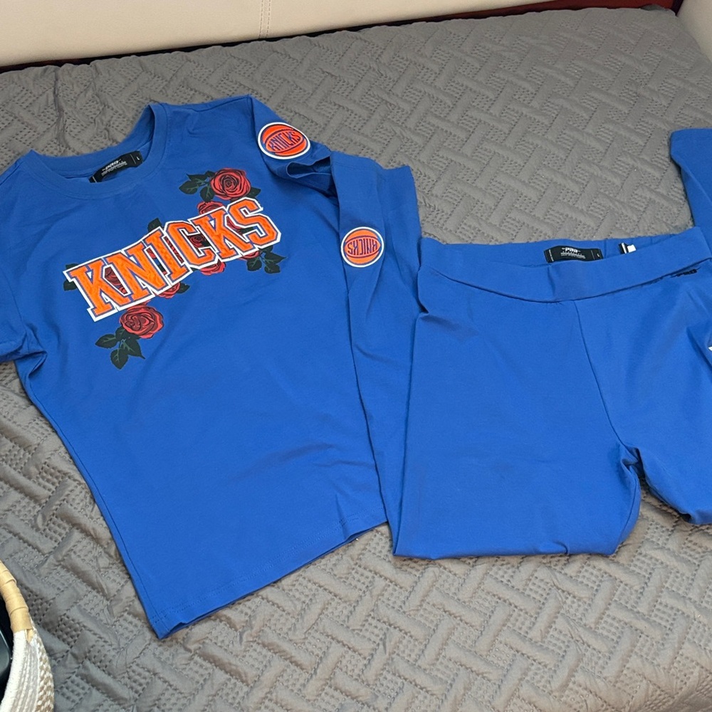 Women's Knicks leggings and t shirt
